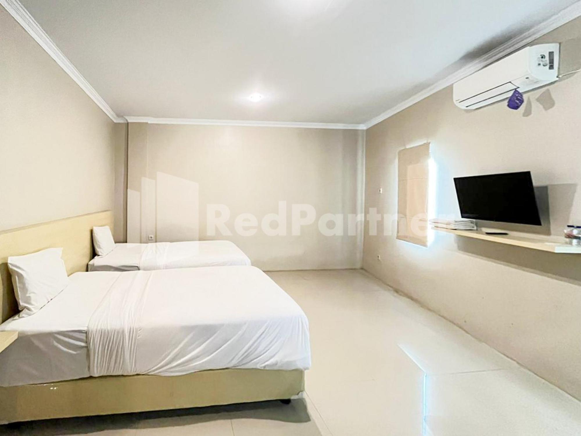 Hotel Andono Near Yia Mitra Reddoorz Temon Kültér fotó
